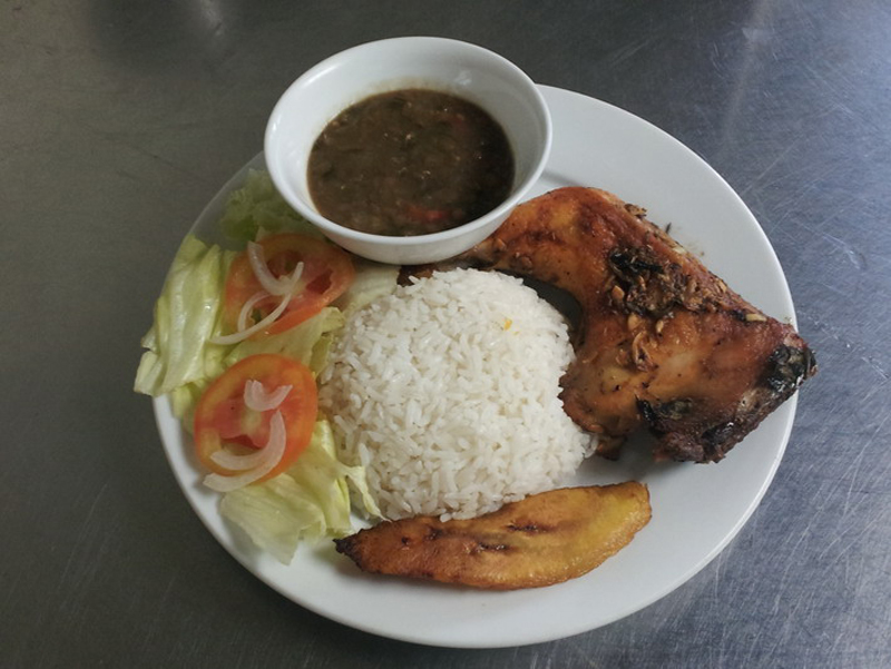 Restaurante Cabanga - Menú con pollo asado Restaurante Cabanga - Empanada